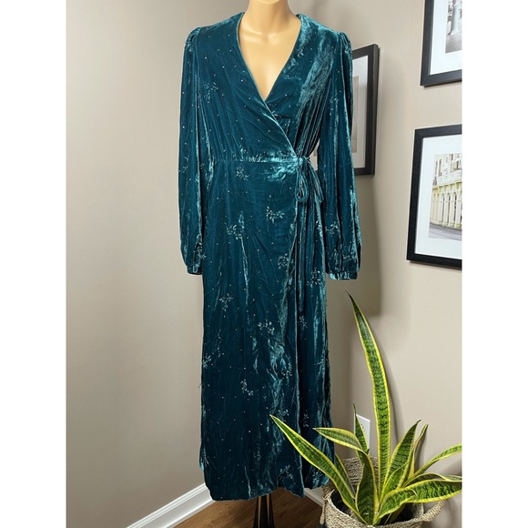 Divine Heritage Crystal Velvet Wrap Sequin Gown - Picture 6 of 9